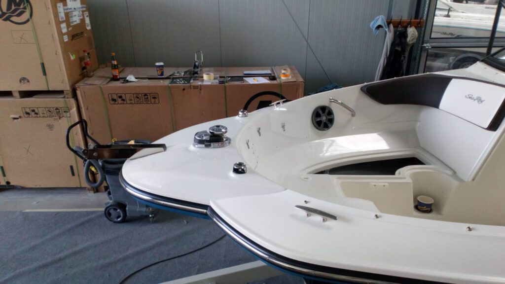 Detail des Bugbereichs eines Motorboots