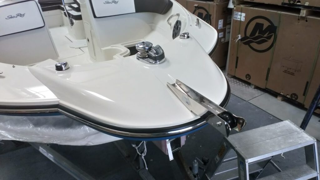Bugbereich eines Motorboots mit Anker und Ankerwinde