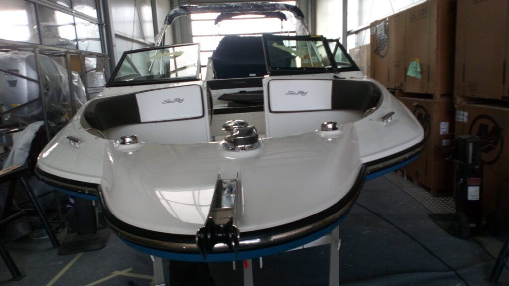 Motorboot von vorn in der Werkstatt