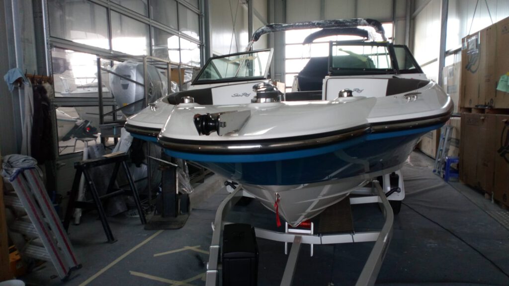 Motorboot auf einem Trailer in der Werkstatt
