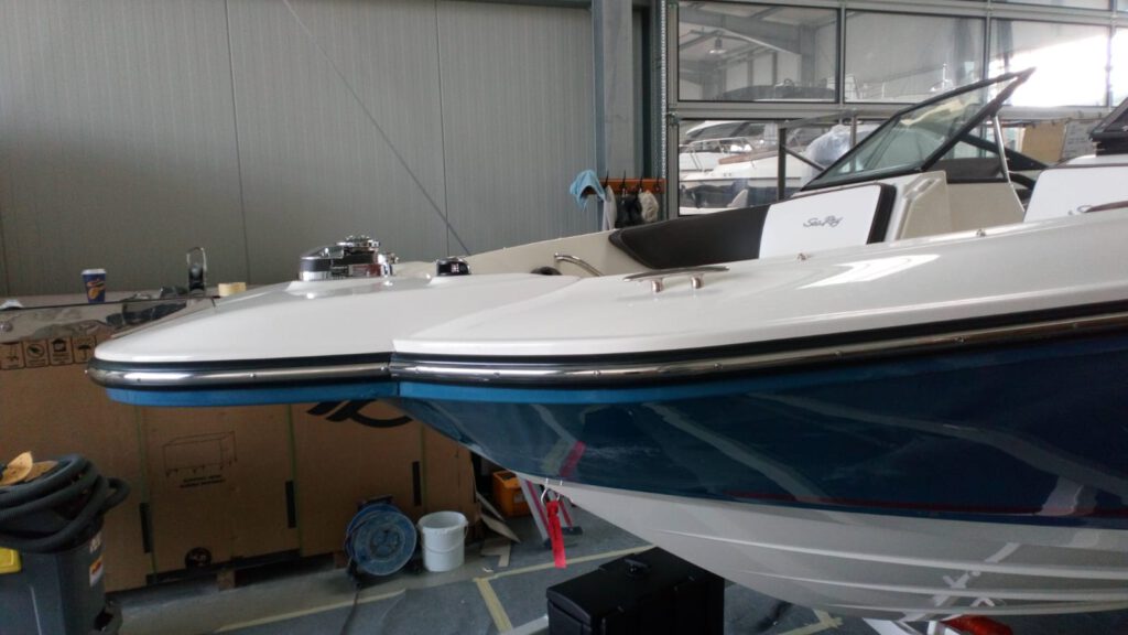 Motorboot mit Windschutzscheibe in der Werkstatt